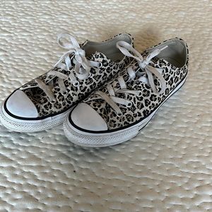 Girls leopard Converse
